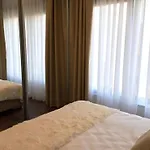 Modern With Private Heated Pool And Lounge Area For A Relaxing 别墅
