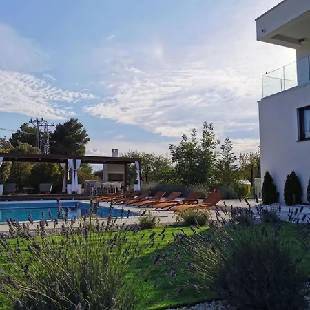 Modern With Private Heated Pool And Lounge Area For A Relaxing *