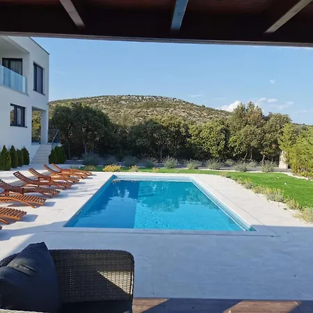 Modern With Private Heated Pool And Lounge Area For A Relaxing Vinišće