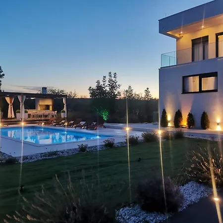Modern With Private Heated Pool And Lounge Area For A Relaxing 别墅 *