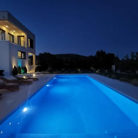 Modern With Private Heated Pool And Lounge Area For A Relaxing Vinisce