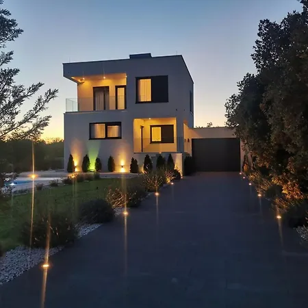 Modern With Private Heated Pool And Lounge Area For A Relaxing Vinisce