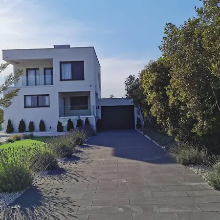 Modern With Private Heated Pool And Lounge Area For A Relaxing * Vinišće