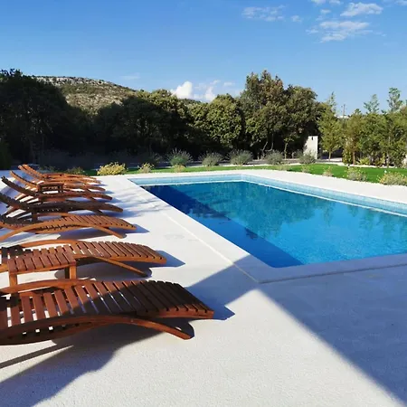 Villa Modern With Private Heated Pool And Lounge Area For A Relaxing