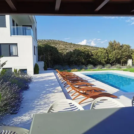 Modern With Private Heated Pool And Lounge Area For A Relaxing