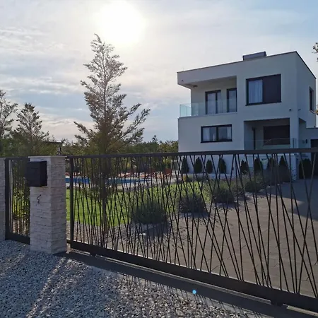 Modern With Private Heated Pool And Lounge Area For A Relaxing Vinisce